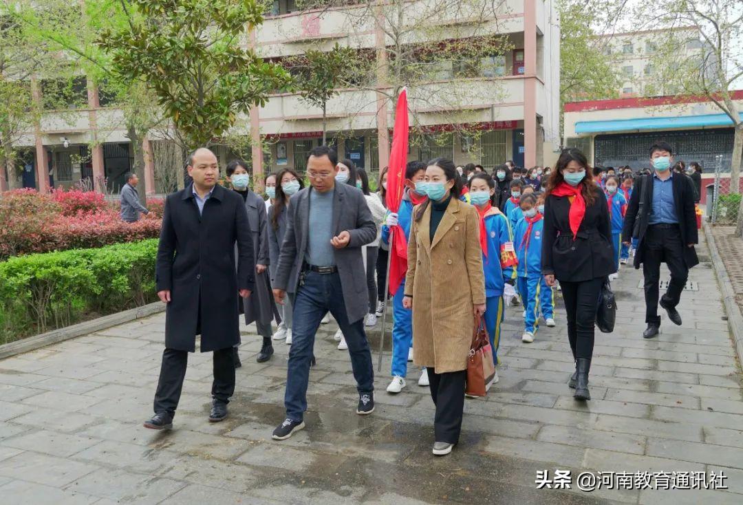 肖思远,当时图片所揭示的深邃思考,肖思远,图片背后的深邃思考