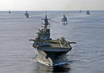 黄蜂级两栖攻击舰火力，强大的海上打击力量与多维作战能力，黄蜂级两栖攻击舰多维作战能力与强大火力展示