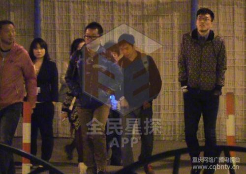 从裤子里拿出一个手榴弹，勇气与智慧的象征，勇气与智慧，从裤子里拿出手榴弹的瞬间