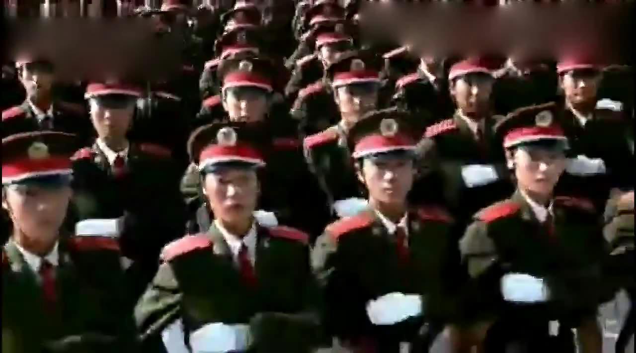 铭记历史，致敬英雄——关于97年阅兵士兵倒下视频的思考，铭记历史，致敬英雄，阅兵士兵倒下背后的深刻思考