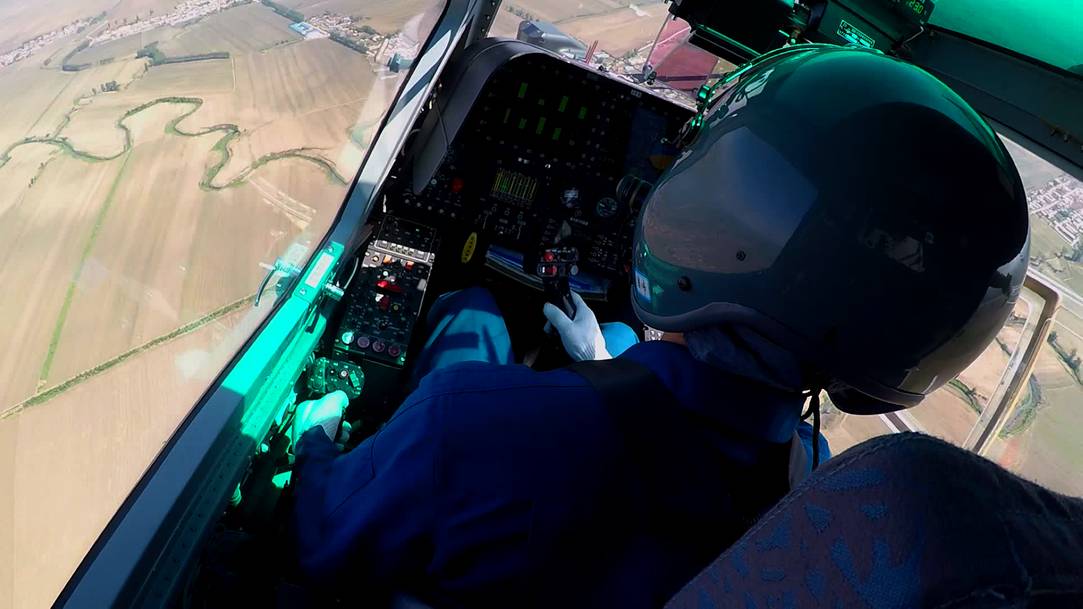 直-19驾驶舱，探索现代化武装直升机的核心区域，直-19驾驶舱，现代化武装直升机核心区域探秘