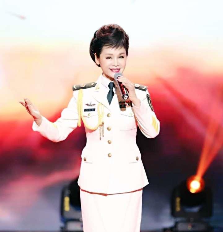 中国女兵的美丽与力量,图片中的风采展现,中国女兵的美丽与力量,风采展现的图片故事