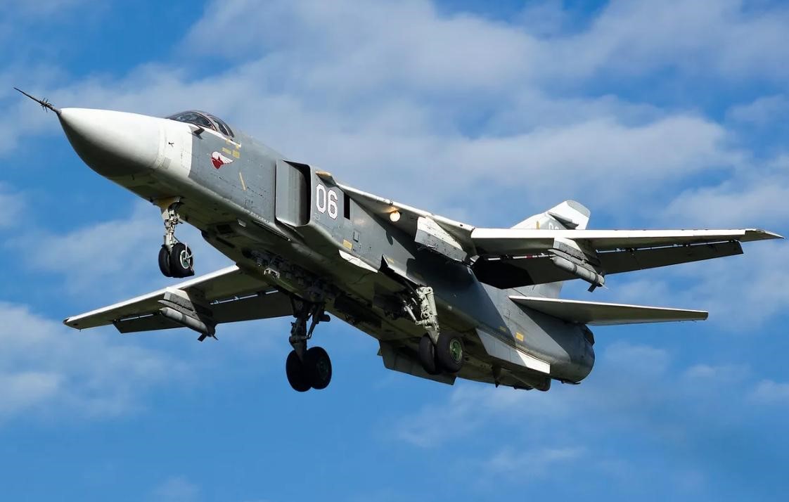 苏-24战斗轰炸机图片,历史、性能与战略价值,苏-24战斗轰炸机,图片、历史、性能及战略价值全解析