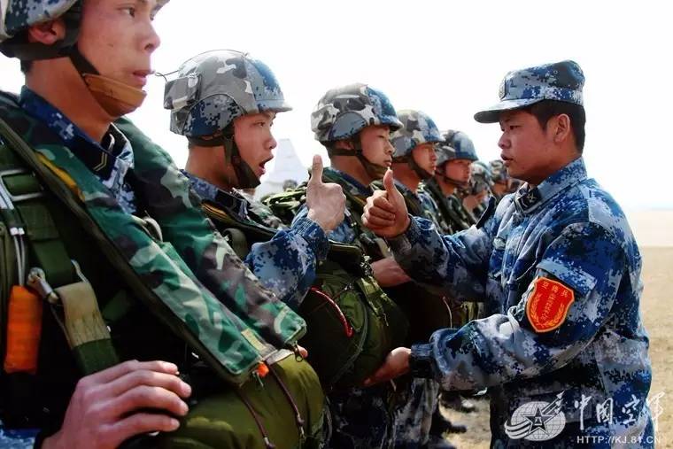 开封95985部队空降兵，英勇无畏，忠诚担当，开封95985部队空降兵，英勇无畏，忠诚担当的战士风采