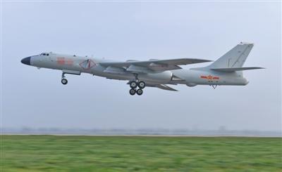 纪念七十年辉煌历程,歼-20展翅翱翔于阅兵盛典的天空,歼-20在阅兵盛典翱翔,纪念七十年辉煌历程的天空传奇