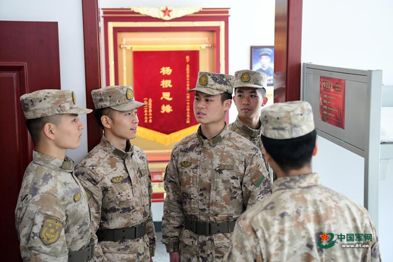 杨根思连臂章，荣耀与传承的象征，杨根思连臂章，荣耀传承的徽章