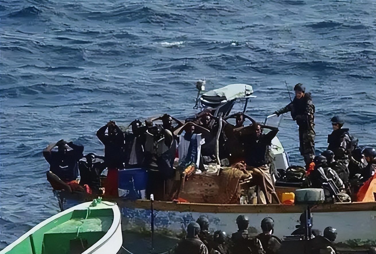 中国海军遭遇七十余艘海盗船的挑战，英勇应对与全球安全合作，中国海军迎战七十余艘海盗船，全球安全合作下的英勇应对