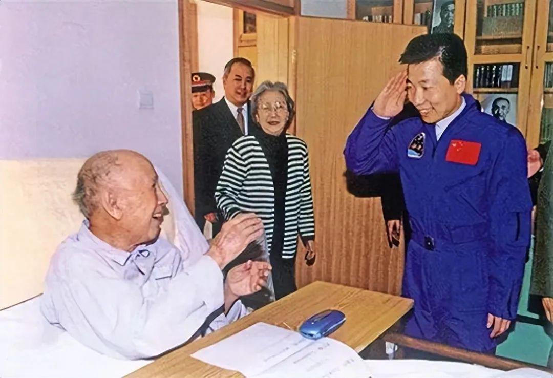 揭秘两弹一星之父，共有多少人？，揭秘两弹一星之父，共有多少人参与？