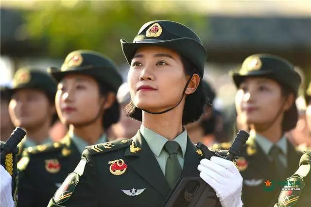 中国女兵的丰彩,坚韧、勇敢与荣耀,中国女兵的丰姿,坚韧、勇敢与荣耀的赞歌