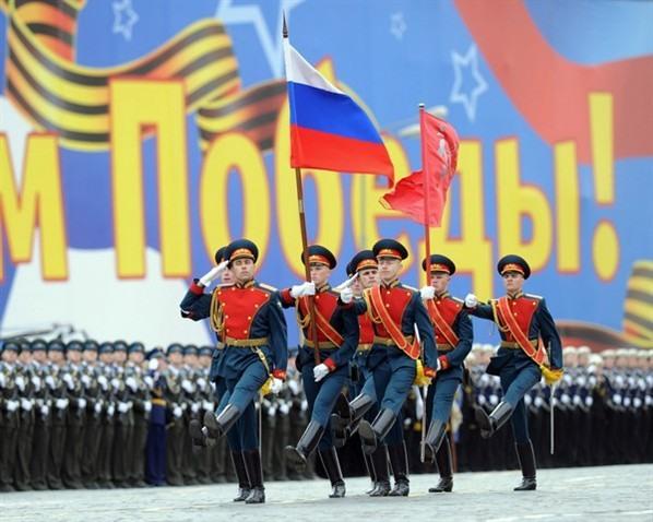 胜利日大阅兵中的特殊嘉宾,被邀请的小女孩,胜利日大阅兵中的特殊嘉宾小女孩亮相