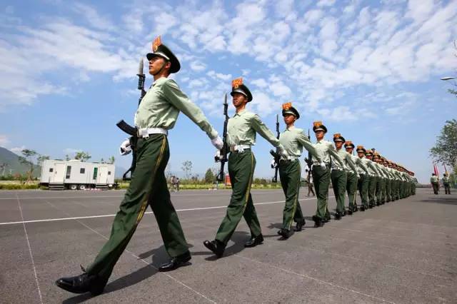 胜利日大阅兵中的特殊嘉宾,被邀请的小女孩,胜利日大阅兵中的特殊嘉宾小女孩亮相