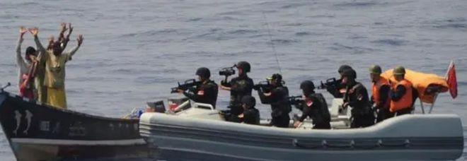 中国海军抓住海盗，捍卫海洋和平的力量，中国海军擒海盗，捍卫海洋和平的力量展现