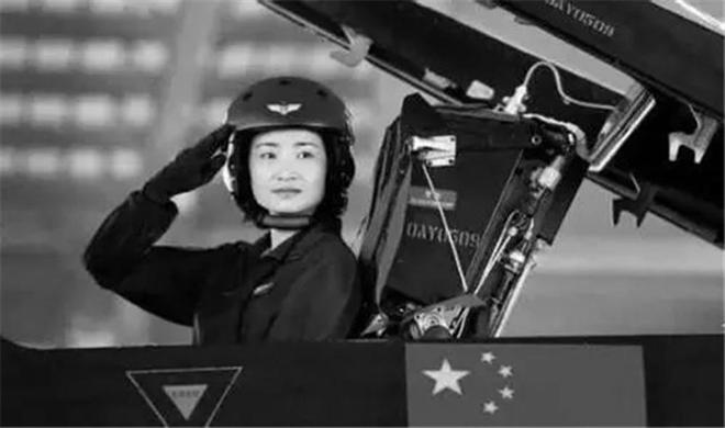 中国首批歼-10女飞行员墓前放模型——英勇无畏，永恒致敬，中国首批歼-10女飞行员墓前致敬，英勇无畏，永恒缅怀