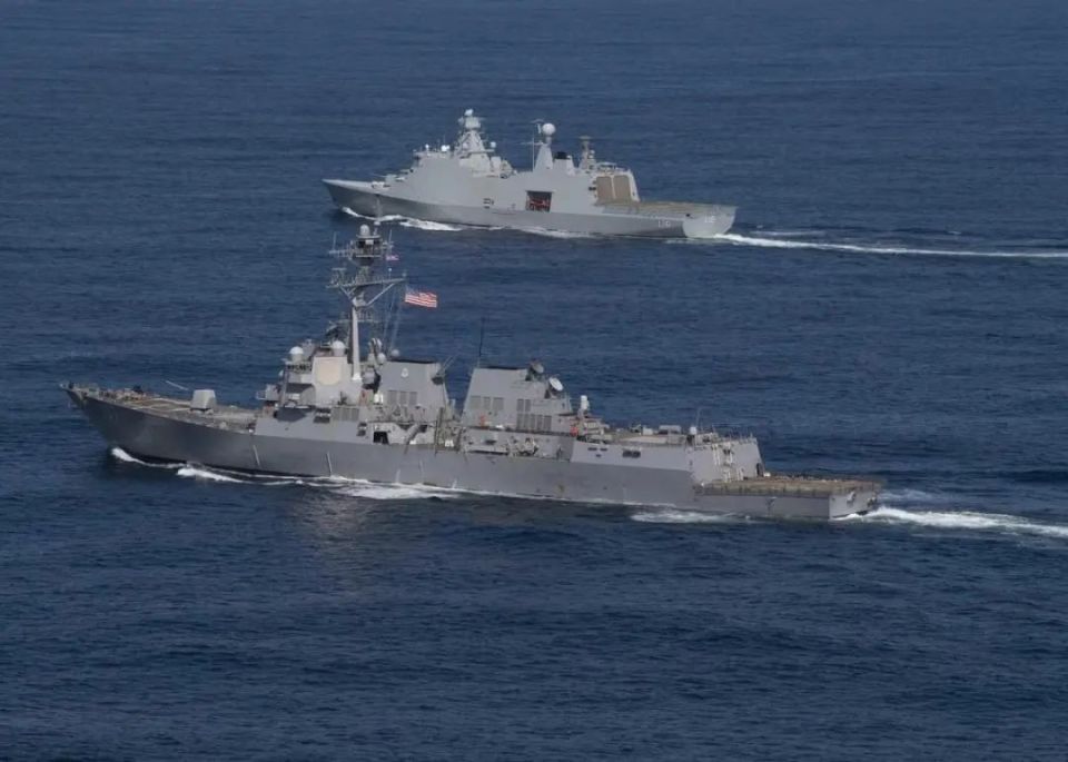 美军舰红海遇袭,事件背景、影响与后续分析,美军舰红海遇袭事件,背景、影响与后续分析揭秘