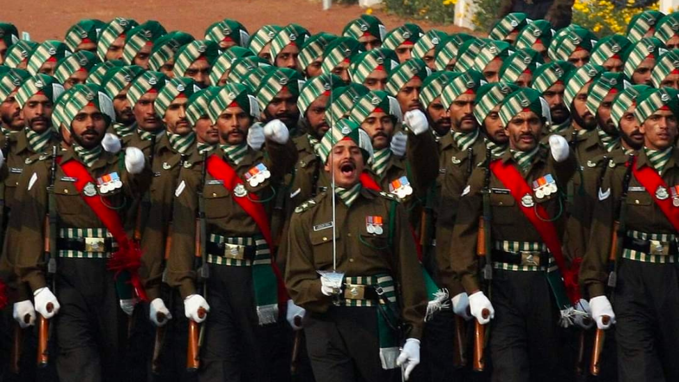 三军仪仗队街头表演，展现荣耀与力量的盛大场面，三军仪仗队街头盛大表演，荣耀与力量的完美展现