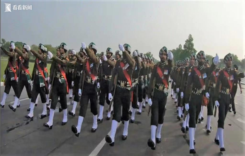 三军仪仗队街头表演,展现荣耀与力量的盛大场面,三军仪仗队街头盛大表演,荣耀与力量的完美展现