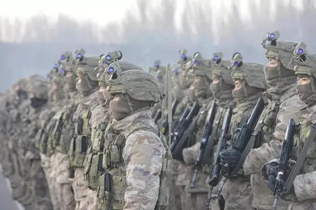 关于星空迷彩服，能否随便穿？，星空迷彩服穿着规定解析，非特定场合下能否随意穿着？