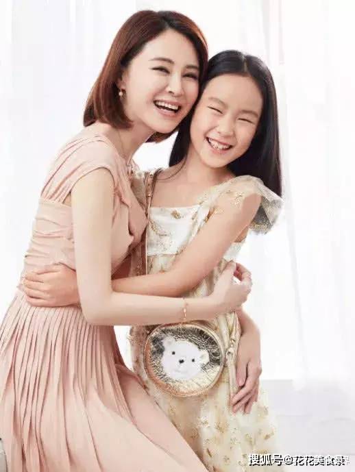 祁发宝现任妻子的照片，聚焦背后的故事与情感，祁发宝妻子背后的故事与情感揭秘