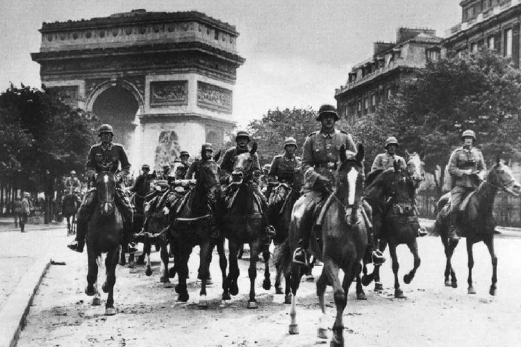 古斯塔夫巨炮大战天启怪物,后期动画的震撼呈现,古斯塔夫巨炮与天启怪物的震撼对决,后期动画精彩呈现