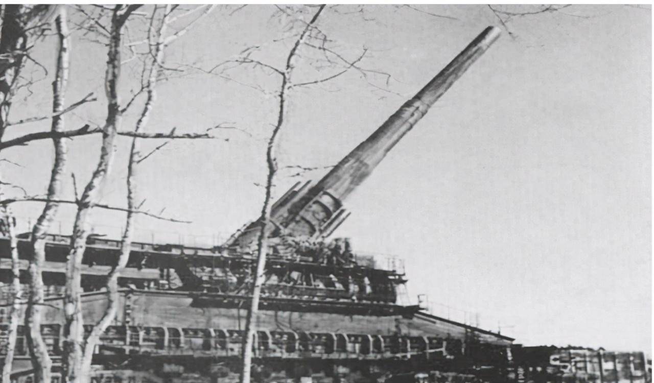 古斯塔夫巨炮炸毁苏联基地，历史与战争的震撼瞬间，古斯塔夫巨炮摧毁苏联基地，战争与历史的震撼瞬间