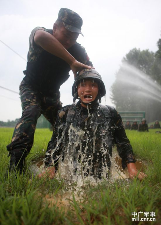 中国女特种兵的真实残酷极限训练,中国女特种兵的真实残酷极限训练揭秘