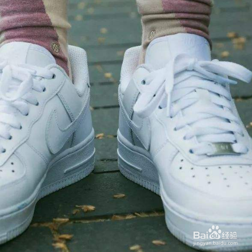 空军一号两边挤脚的原因解析,空军一号挤脚原因解析