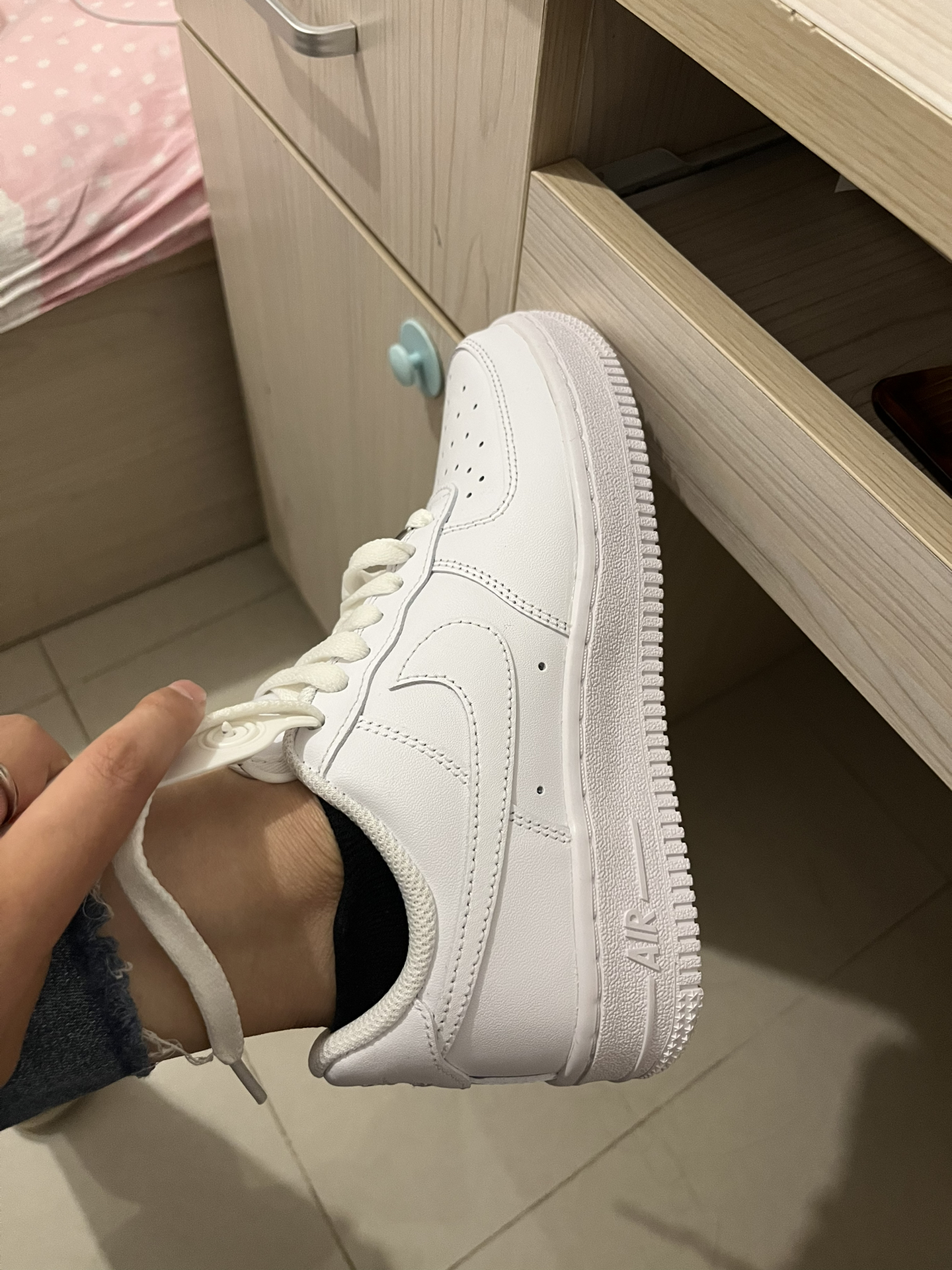 空军一号两边挤脚的原因解析,空军一号挤脚原因解析