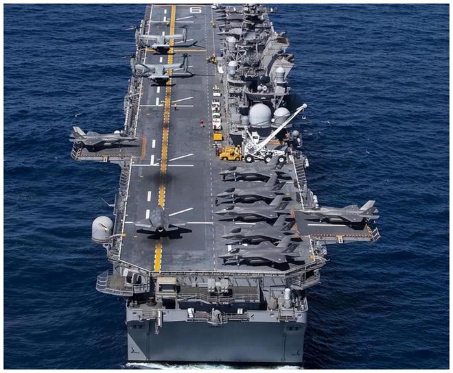 黄蜂级两栖攻击舰的搭载能力,现代海军力量的重要支柱,黄蜂级两栖攻击舰的搭载能力,现代海军力量的核心支柱