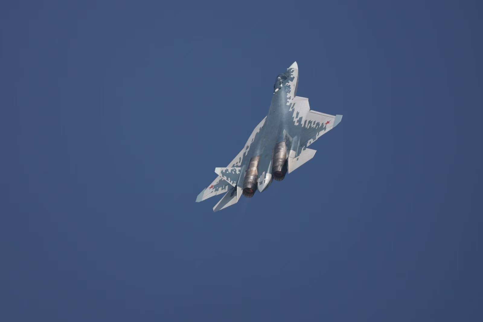 苏-57眼镜蛇机动的独特魅力与战略价值,苏-57眼镜蛇机动的独特魅力与战略价值解析