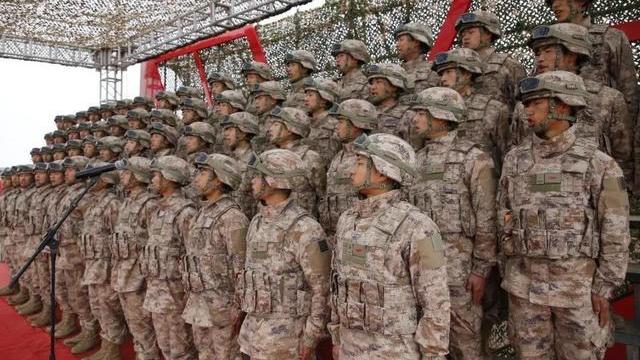 星空迷彩服哪个好看，审美视角下的深度探讨，星空迷彩服审美探讨，哪一款更具魅力？