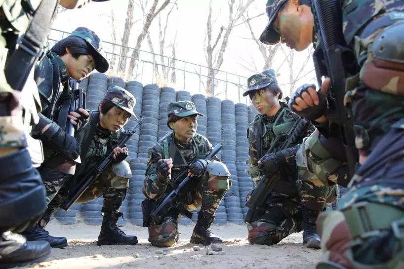 中国女特种兵霸气场面,英勇无畏,震撼人心,中国女特种兵英勇无畏的震撼场面,荣耀与力量的展现
