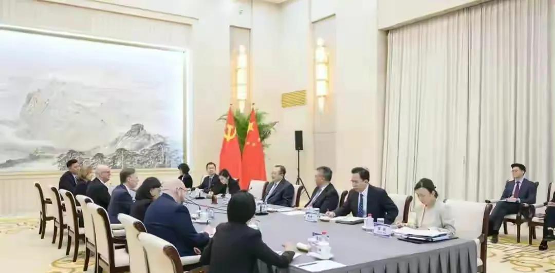 中美会晤中方人员，深化交流，共谋发展，中美会晤深化交流，共谋发展之道，中方人员积极参与讨论