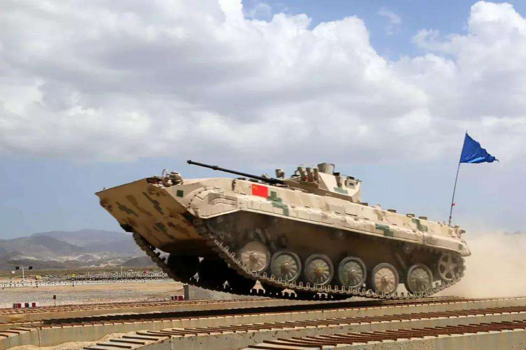 中国86A式履带式步兵战车,钢铁巨人的力量与荣耀,中国钢铁巨人,86A式履带步兵战车的力量与荣耀