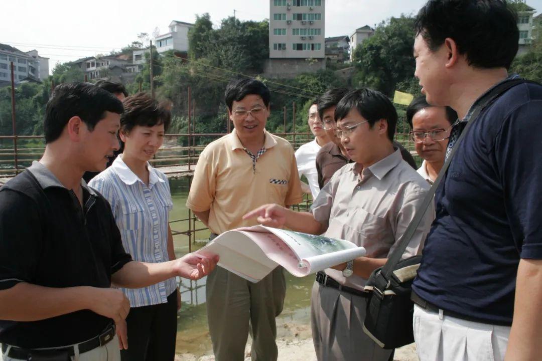 上甘岭战役中英勇无畏的牺牲者，以胸膛堵住敌人枪口的英雄，上甘岭战役中的英勇牺牲者，以生命捍卫荣耀的胸膛堵枪英雄