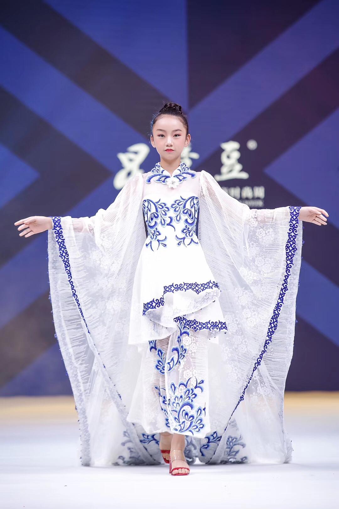 昆明舰，中国海军力量的璀璨明珠，中国海军力量璀璨明珠，昆明舰风采展示