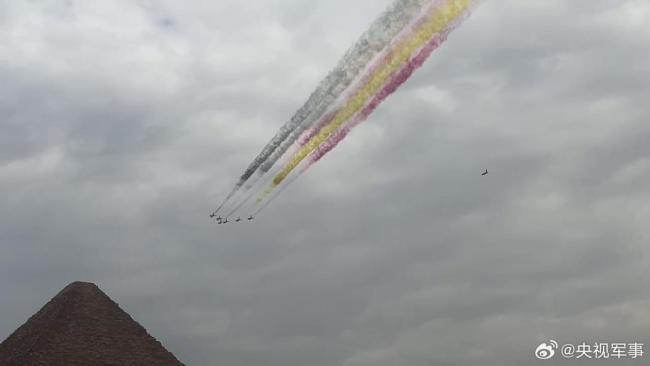 运-20与歼-10飞越金字塔,空中巨匠的壮丽表演,空中巨匠壮丽表演,运-20与歼-10飞越金字塔瞬间回顾