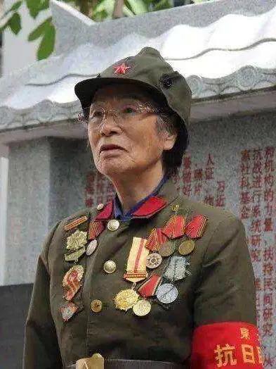 解放军女士兵图片大全，展现巾帼英雄的风采，解放军女士兵风采，巾帼英雄图片大全