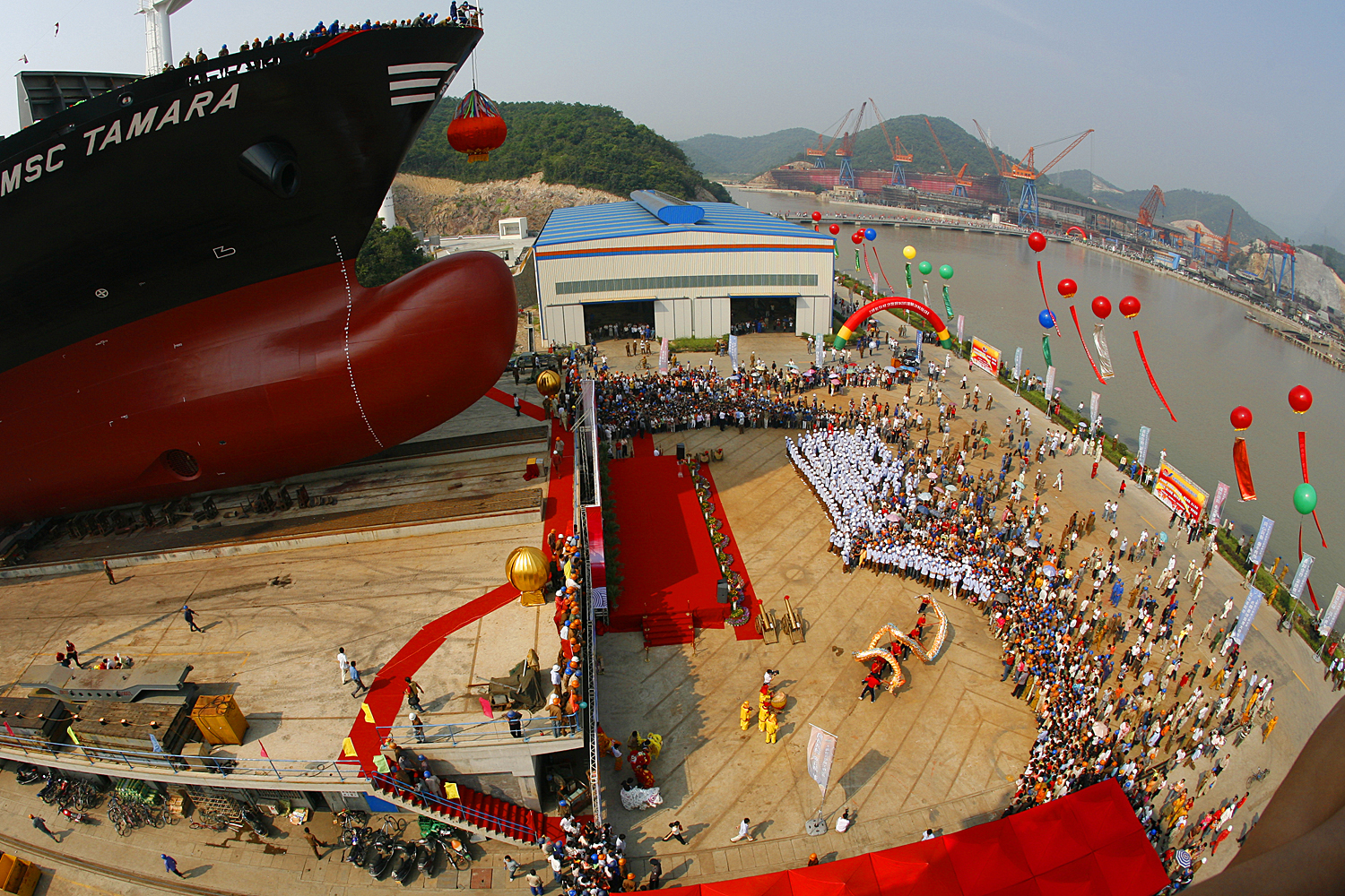 航母下水掷瓶礼的由来，航母下水仪式中的掷瓶礼，传统习俗的起源与意义