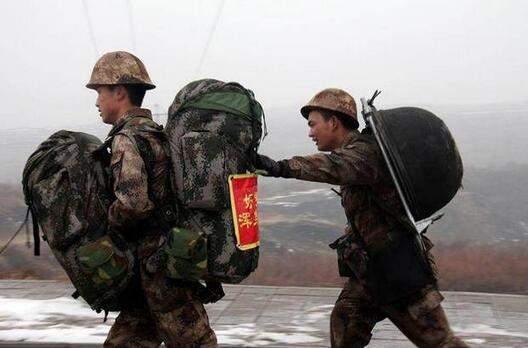 国外老兵打新兵，现象背后的深度解析，国外老兵打新兵现象背后的原因深度解析