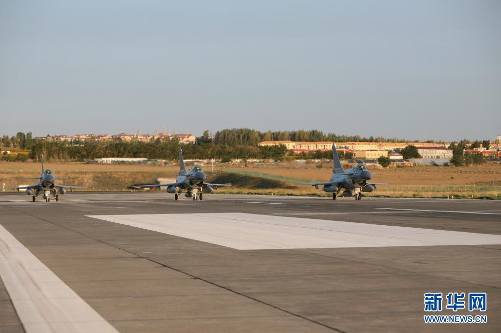 中国空军歼-16战机,翱翔天际的雄鹰,中国空军歼-16战机,天际翱翔的雄鹰霸主