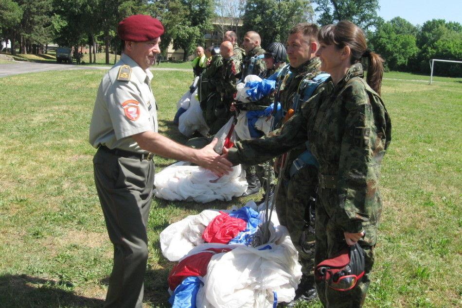塞尔维亚女兵方队,展现力量与荣耀,塞尔维亚女兵方队,力量与荣耀的展现