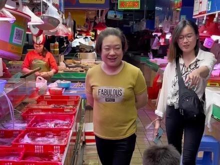 华南海鲜市场女老板照片背后的故事,华南海鲜市场女老板背后的故事揭秘