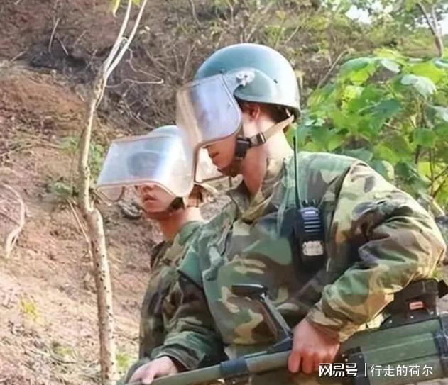 杜富国在部队中的待遇，荣耀与责任的体现，杜富国在部队，待遇、荣耀与责任的体现