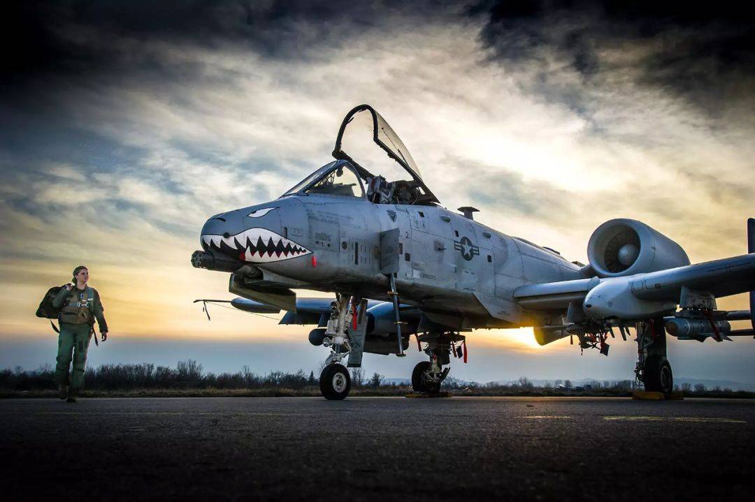 A-10攻击机的发动机布局利弊分析,A-10攻击机发动机布局优劣势解析