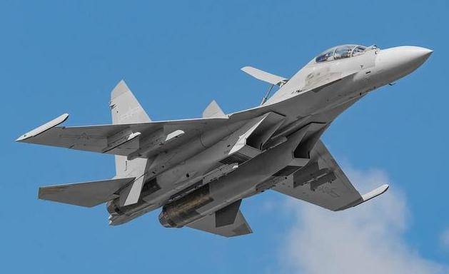 歼-16战斗机的优势,空中力量的新标杆,歼-16战斗机的优势,空中力量的新标杆