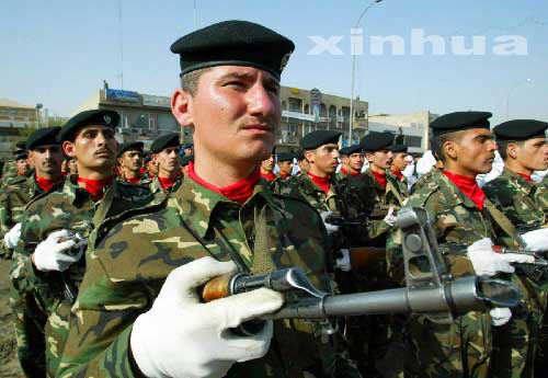 阅兵方阵里士兵们一个个全副武装的壮丽景象，阅兵方阵中的全副武装壮丽景象