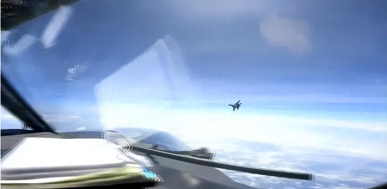 歼-16战机甩出尾流,揭示空中优势与先进技术的完美结合,歼-16战机展示空中优势与技术完美融合,尾流甩出揭示空中霸主地位