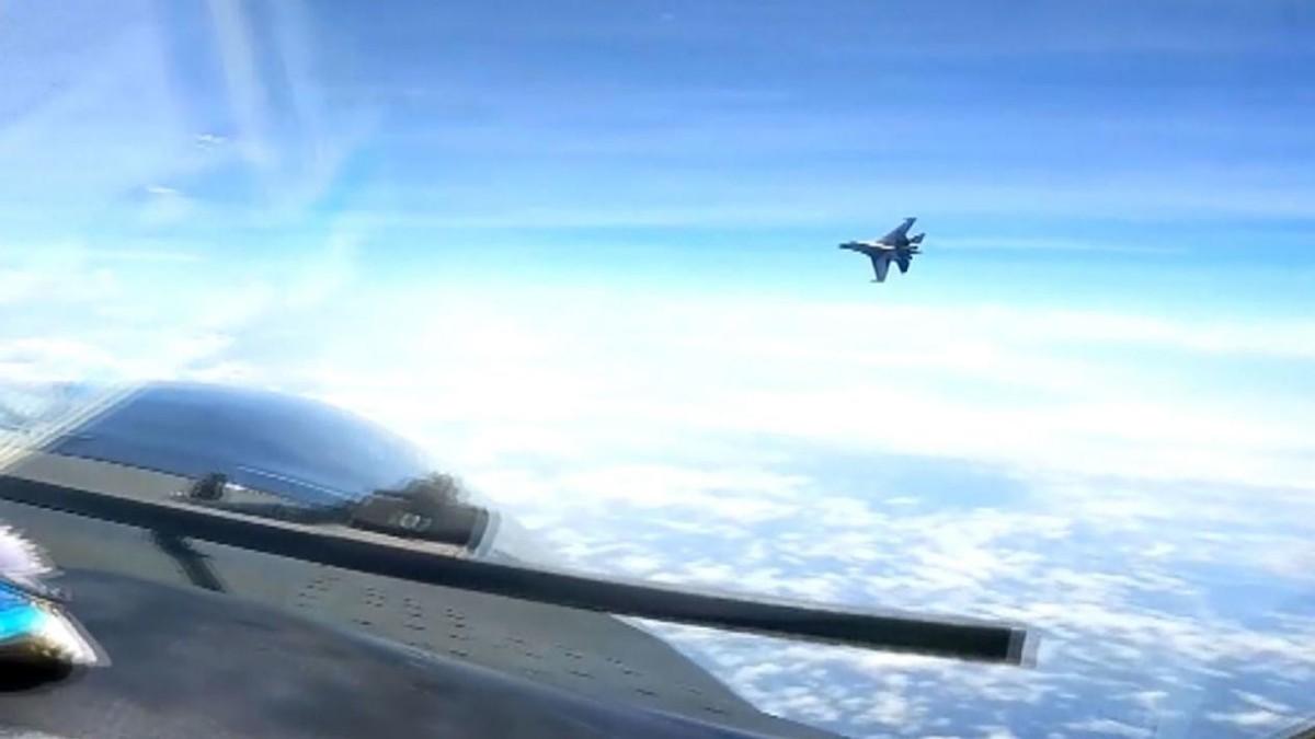 歼-16战机甩出尾流,揭示空中优势与先进技术的完美结合,歼-16战机展示空中优势与技术完美融合,尾流甩出揭示空中霸主地位