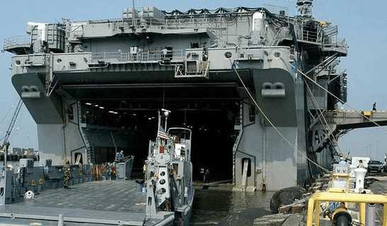 黄蜂级两栖攻击舰与075型两栖攻击舰，两大军事巨人的对决，黄蜂级与075型两栖攻击舰，军事巨人的巅峰对决