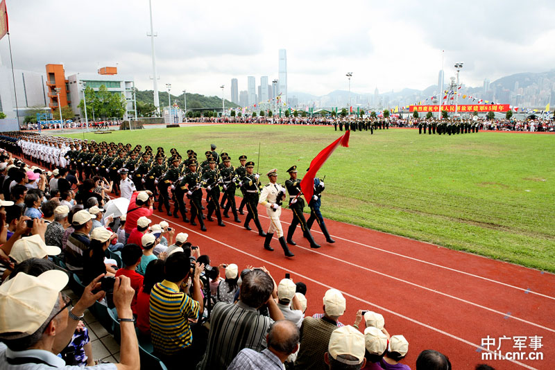 香港市民眼中的驻港阅兵，荣耀与责任的交织，香港市民眼中的驻港阅兵，荣耀与责任的辉映